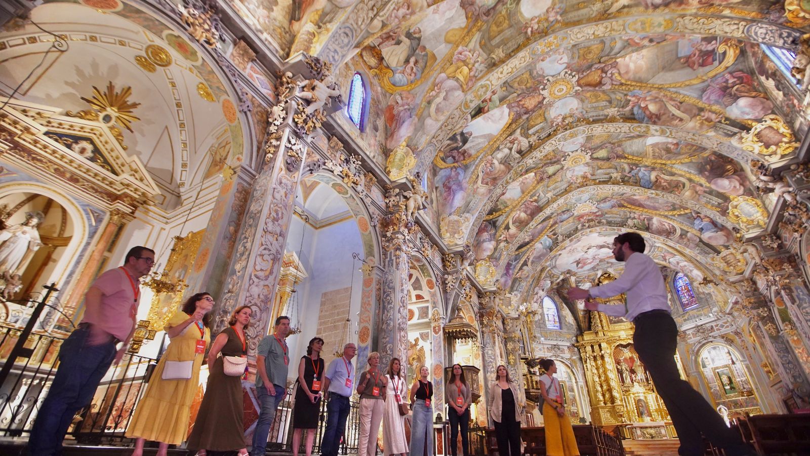 Un guia turístic fa una visita guiada per l'església de Sant Nicolau de València