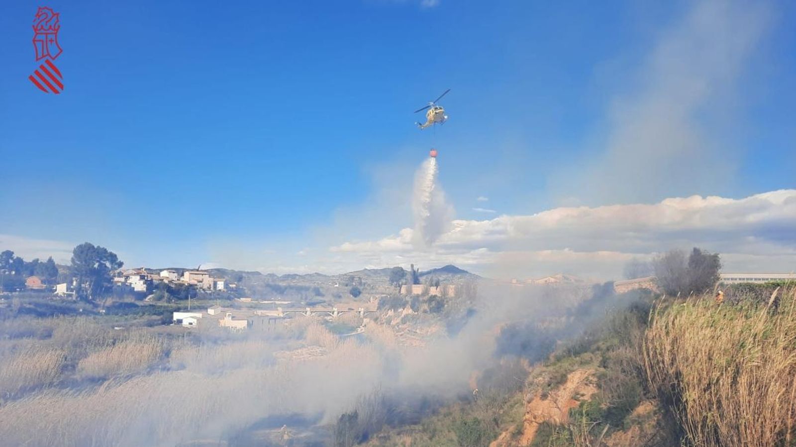 Imatges de l’helicòpter HLC V2 en l'extinció de l'incendi de vegetació al riu Cànyoles