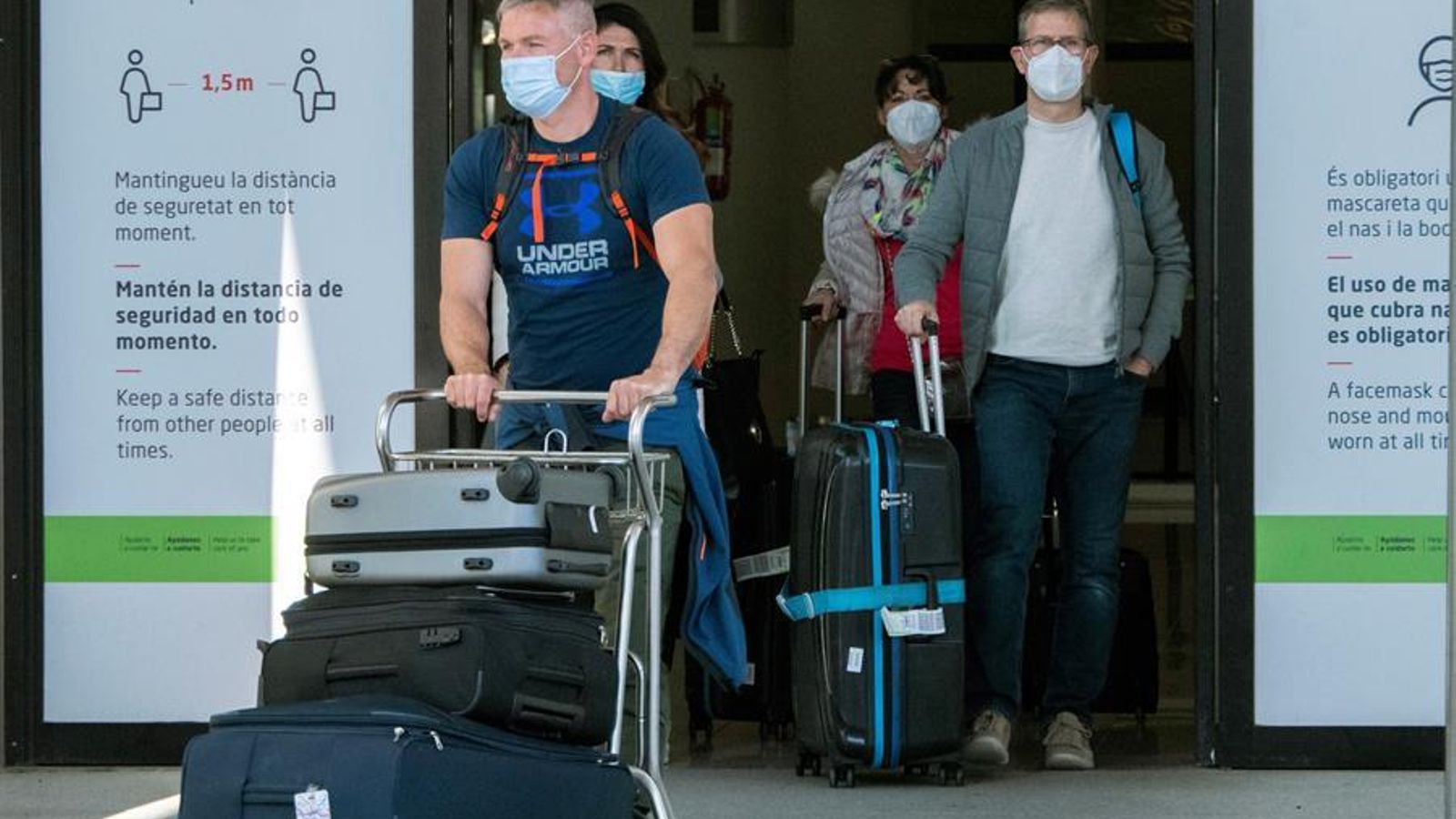 Arribada de turistes estrangers a l'aeroport de Palma de Mallorca, aquest diumenge
