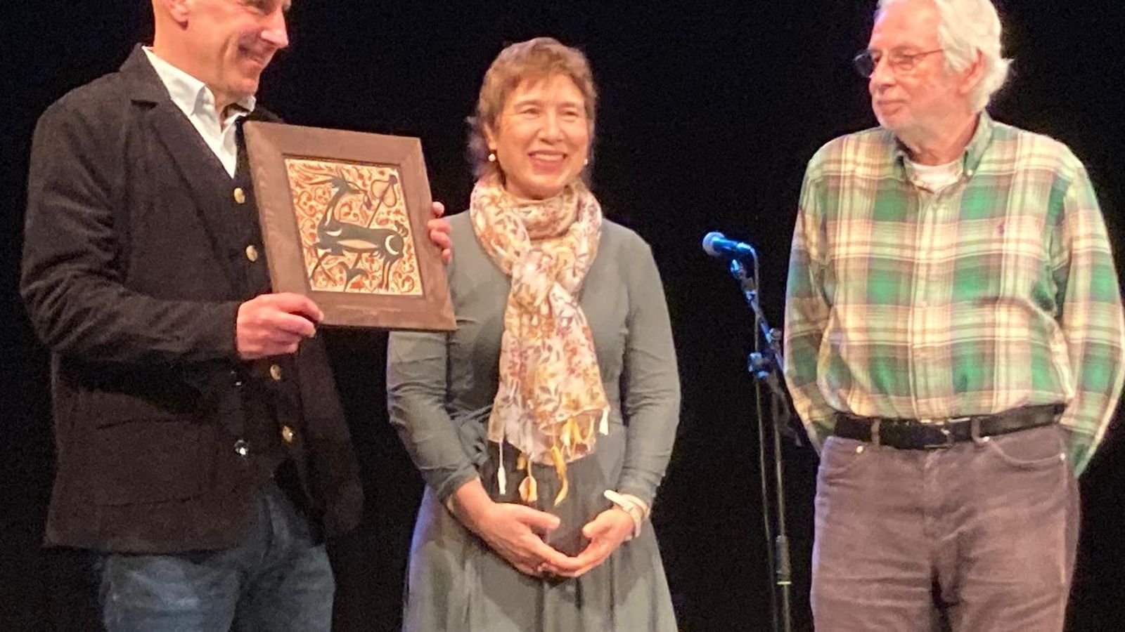 Silvestre Vilaplana, junt a l'alcalde de Picanya, Josep Almenar, i l'editora Núria Sendra.