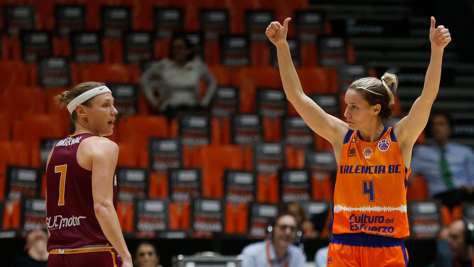 La jugadora del València Basket, Anna Gómez, celebra la victòria taronja