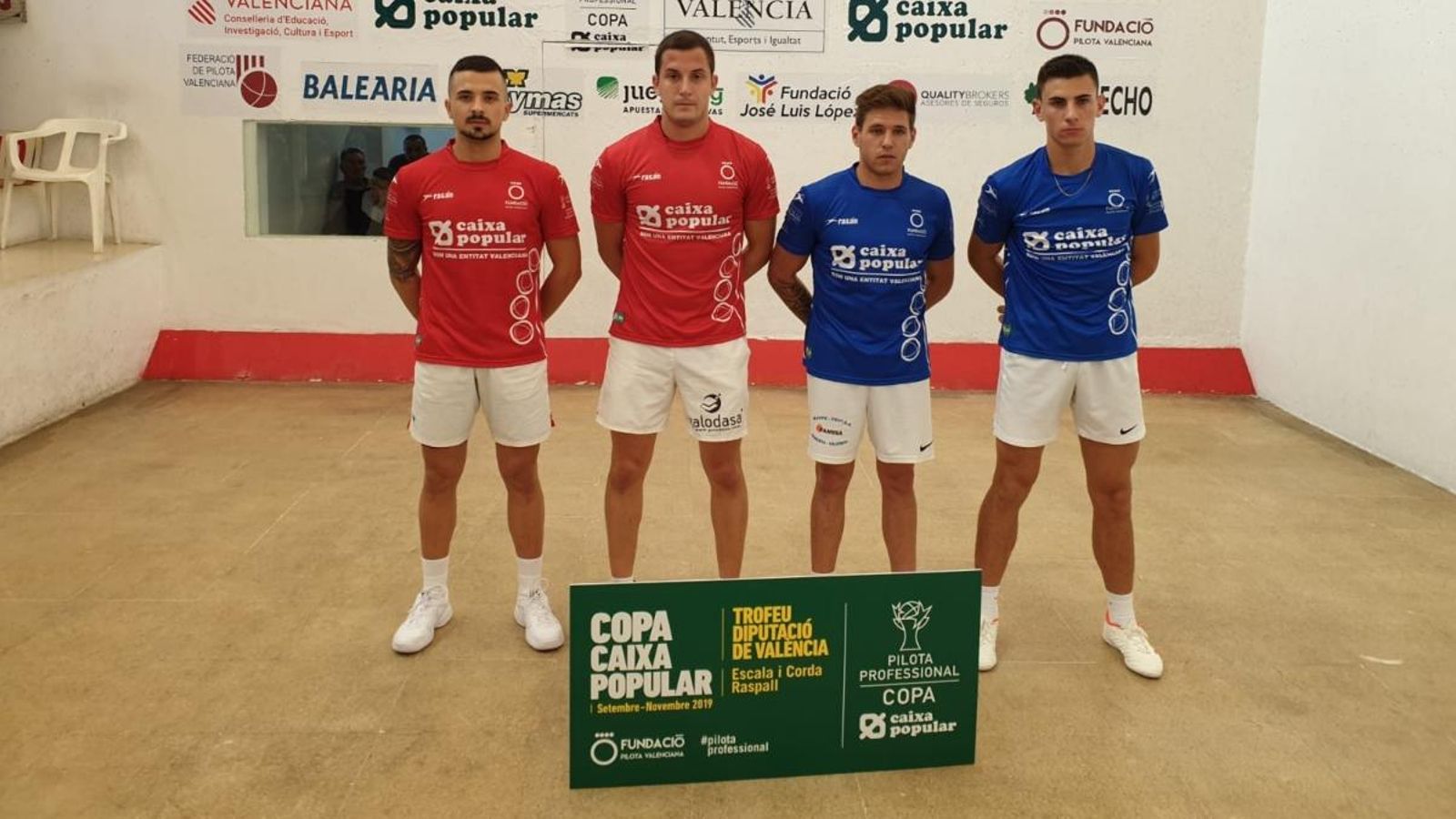 Ontinyent, de blau, va véncer Dénia, de roig.