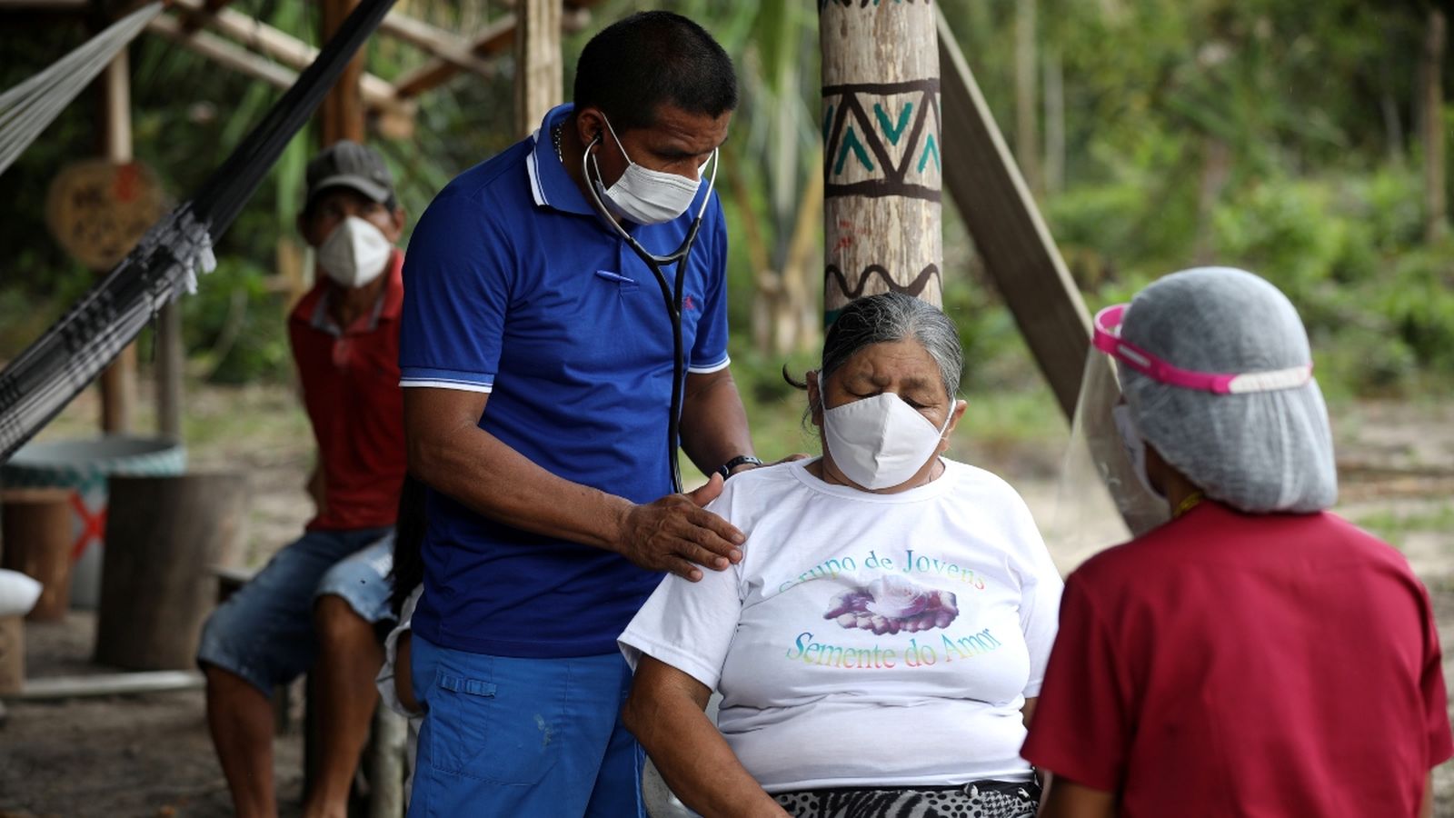 Revisió mèdica a una dona abans d'un test de coronavirus a la regió amazònica de Manaus