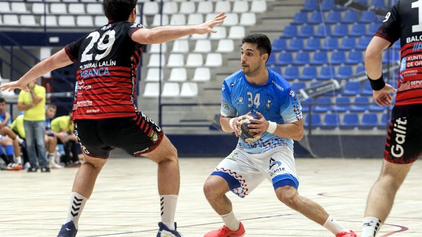 Cristian Moll, en una acció del partit contra el Lalín