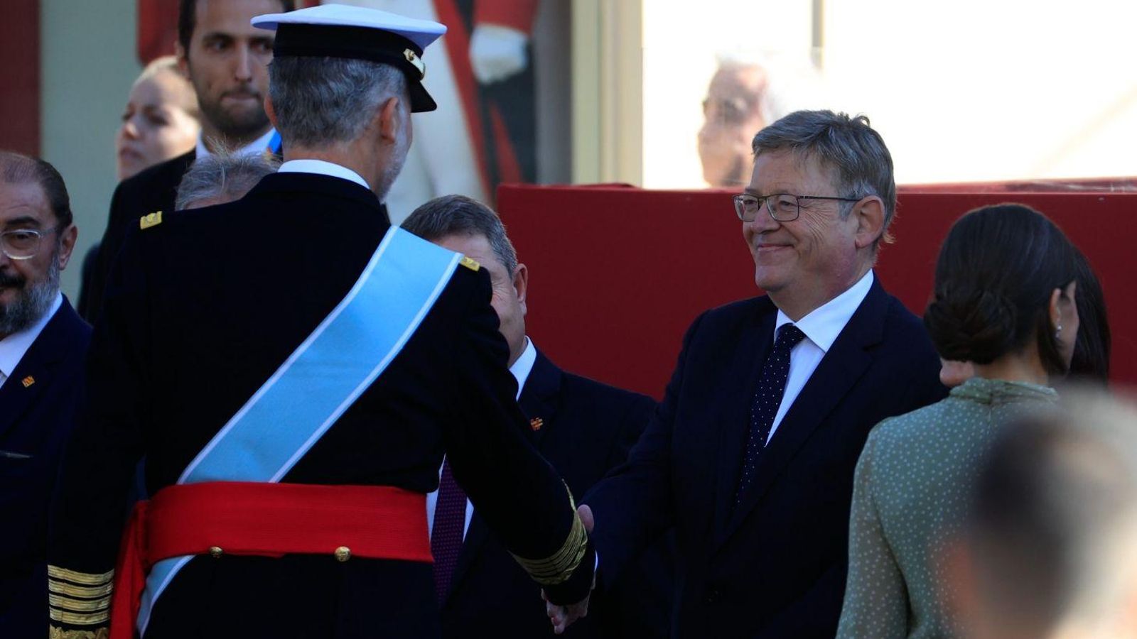 El cap del Consell saluda el rei abans de començar la desfilada miliar pels carrers de Madrid