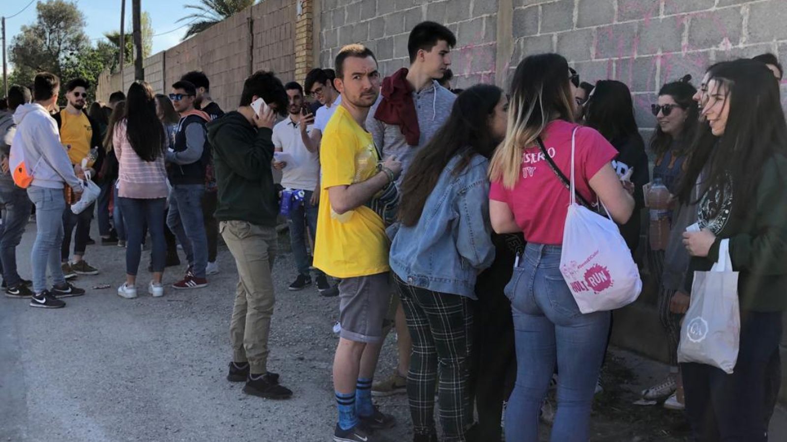 Cues d'assistents a les paelles universitàries de la Punta quan han llevat les tanques que impedien l'accés al multiespai d'aquest barri | ÀP
