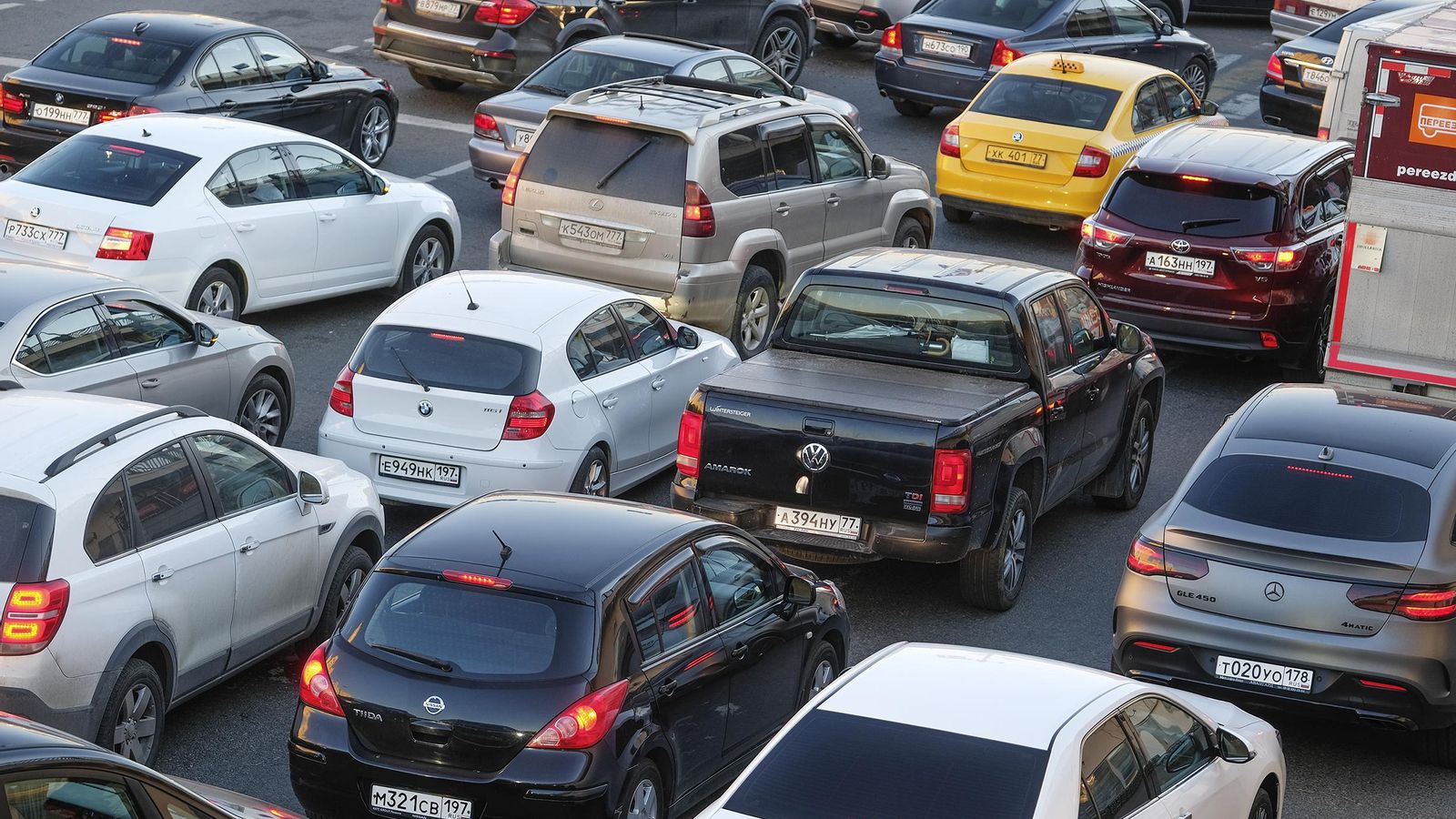 Cotxes de motors de combustió en un concessionari