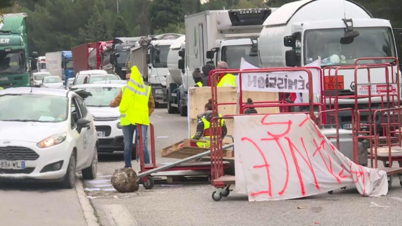 Aquest bloqueig ha provocat que milers de transportistes espanyols hagen passat diversos dies atrapats.