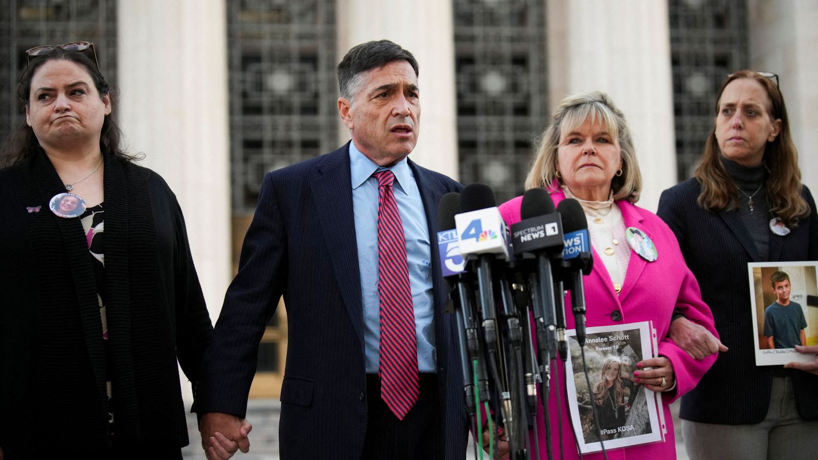 Diversos pares culpabilitzen les xarxes socials de les addiccions que van patir els seus fills