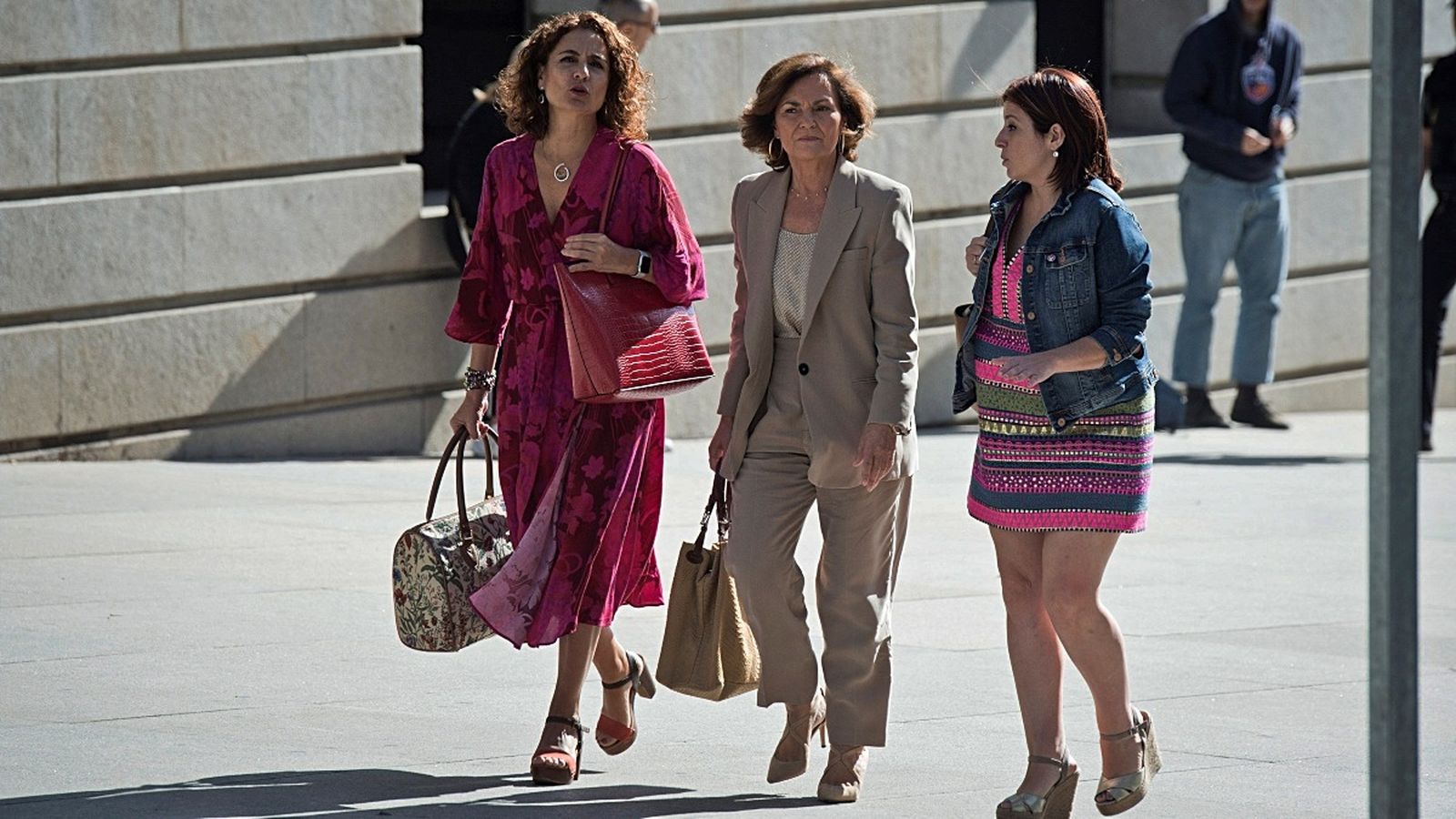 L'equip negociador socialista, amb la vicepresidenta Carme Calvo al centre, arriba al Congrés