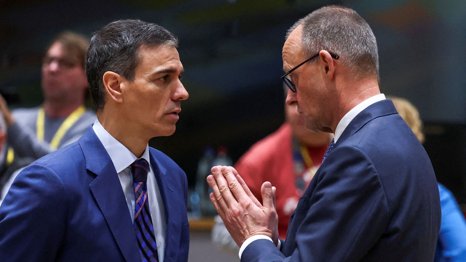 El president espanyol, Pedro Sánchez, conversa amb el canceller alemany, Friedrich Merz, en la cimera europea d'este dijous