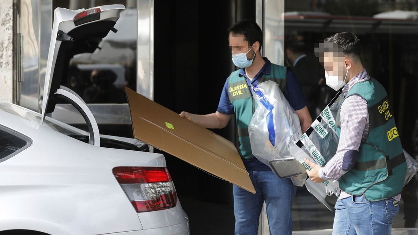 Membres de l'UCO durant un dels registres realitzats en el marc del cas Assut (arxiu)