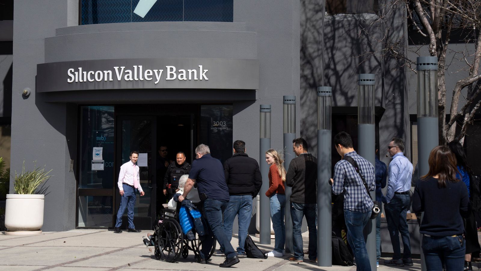 Clients fan cua enfront al Silicon Valley Bank (SVB) de Santa Clara, Califòrnia, els els EUA, el passat 13 de març