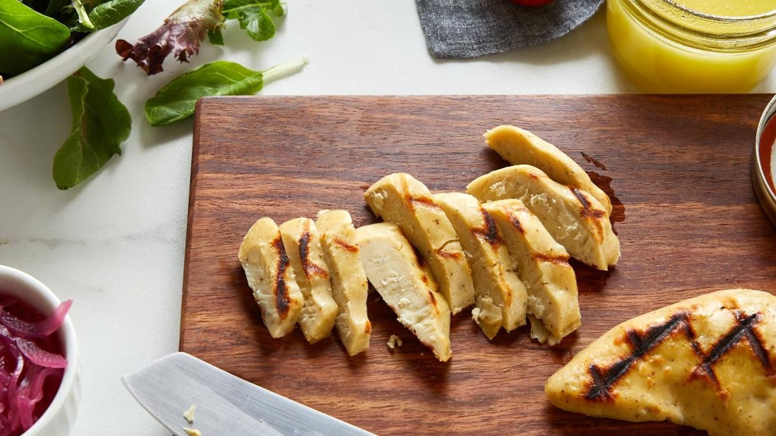 Una peça de pollastre artificial fabricada per Just Eat en una imatge promocional