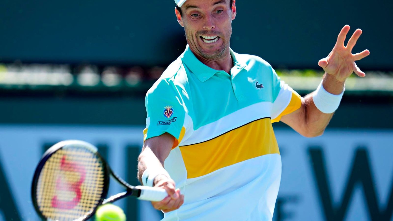 Roberto Bautista colpeja una pilota durant el partit contra Pella