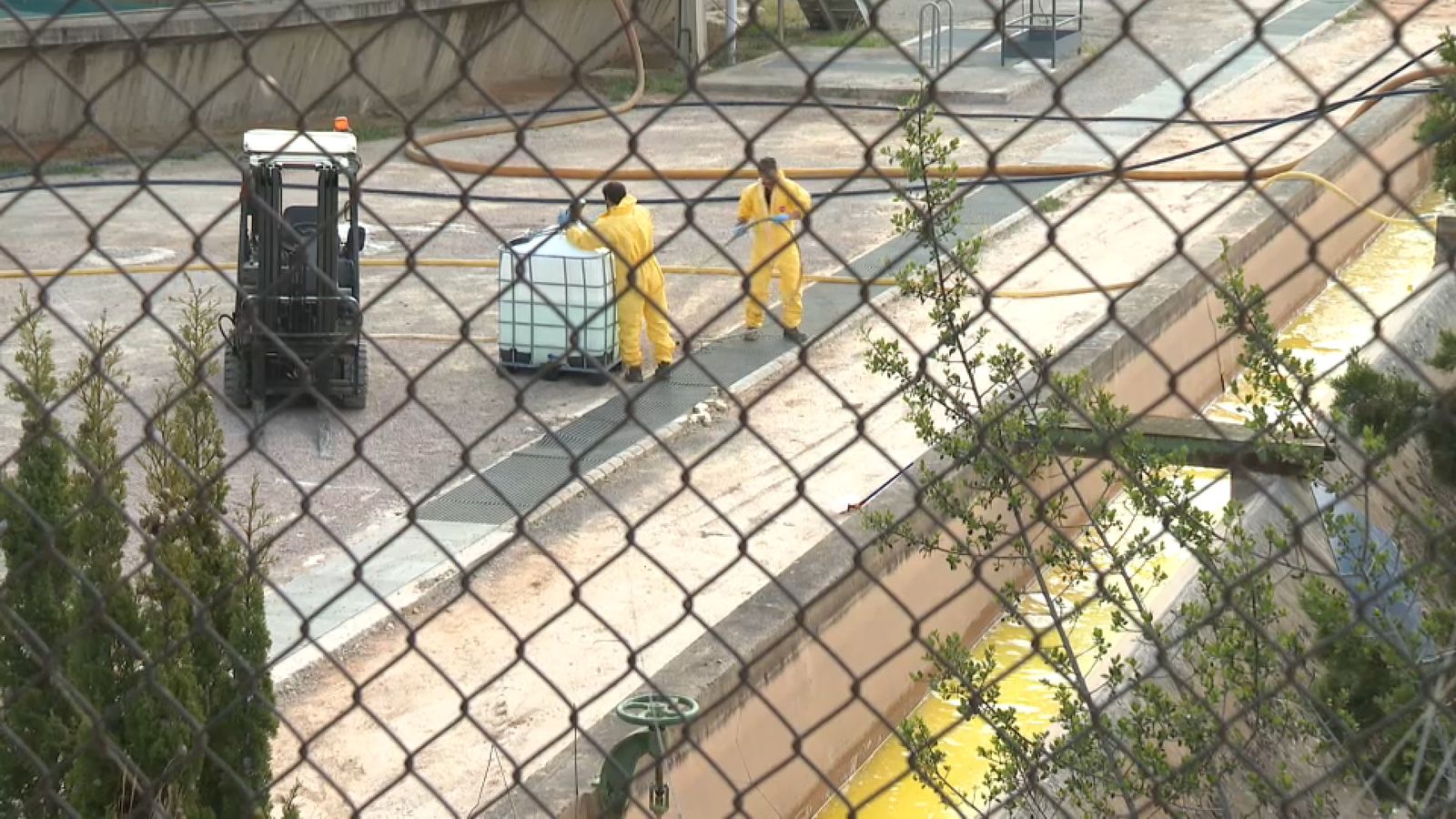 Operaris de la planta potabilitzadora processen la mescla química neutralitzada pels bombers