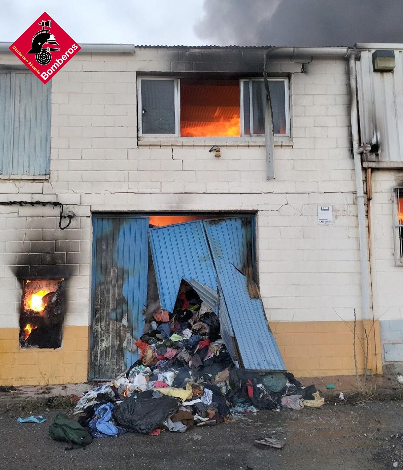 Roba acumulada a l'interior de la nau