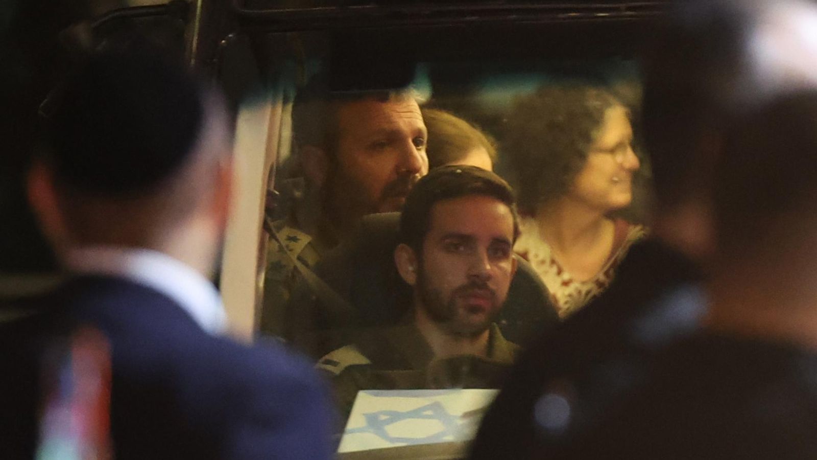 Un vehicle que transporta ostatges retinguts per Hamàs arriba al Centre Mèdic Sheba a Israel