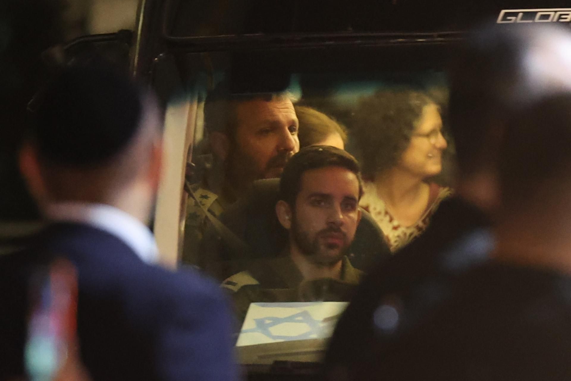 Un vehicle que transporta ostatges retinguts per Hamàs arriba al Centre Mèdic Sheba a Israel