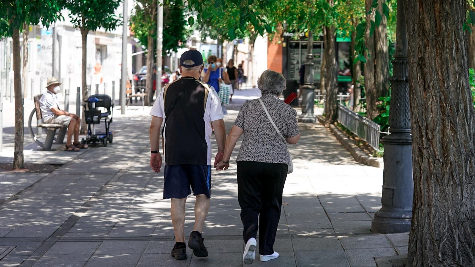 Una parella camina pel carrer
