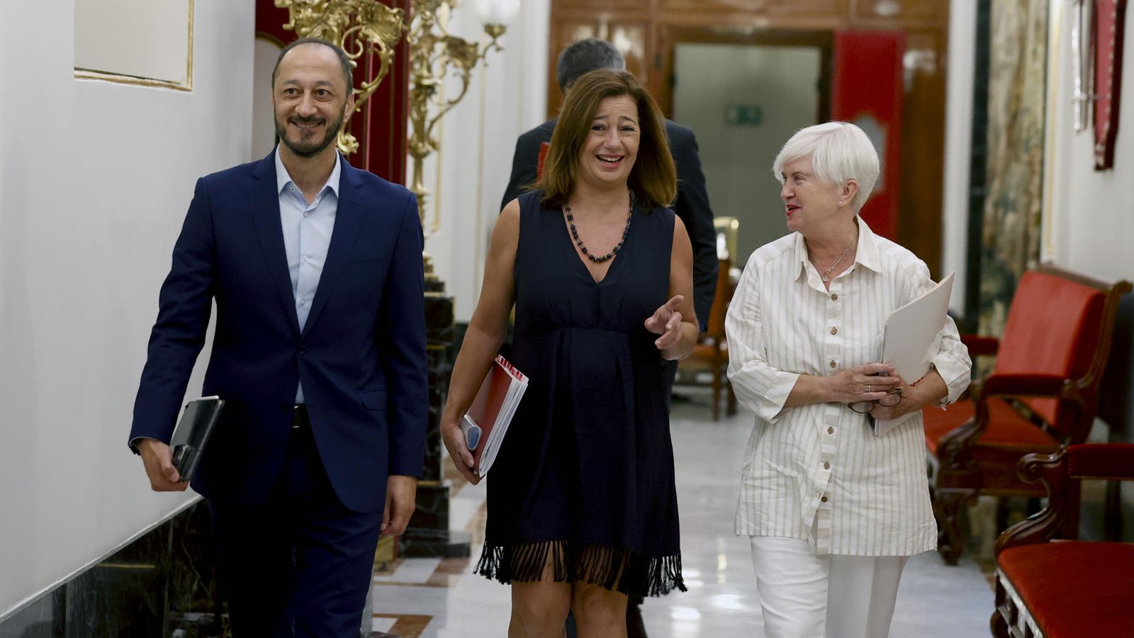 La presidenta del Congrés, Francina Armengol, (centre) amb el vicepresident primer, Alfonso Rodríguez Gómez de Celis i la secretària segona, Isaura Leal, aquest dimecres