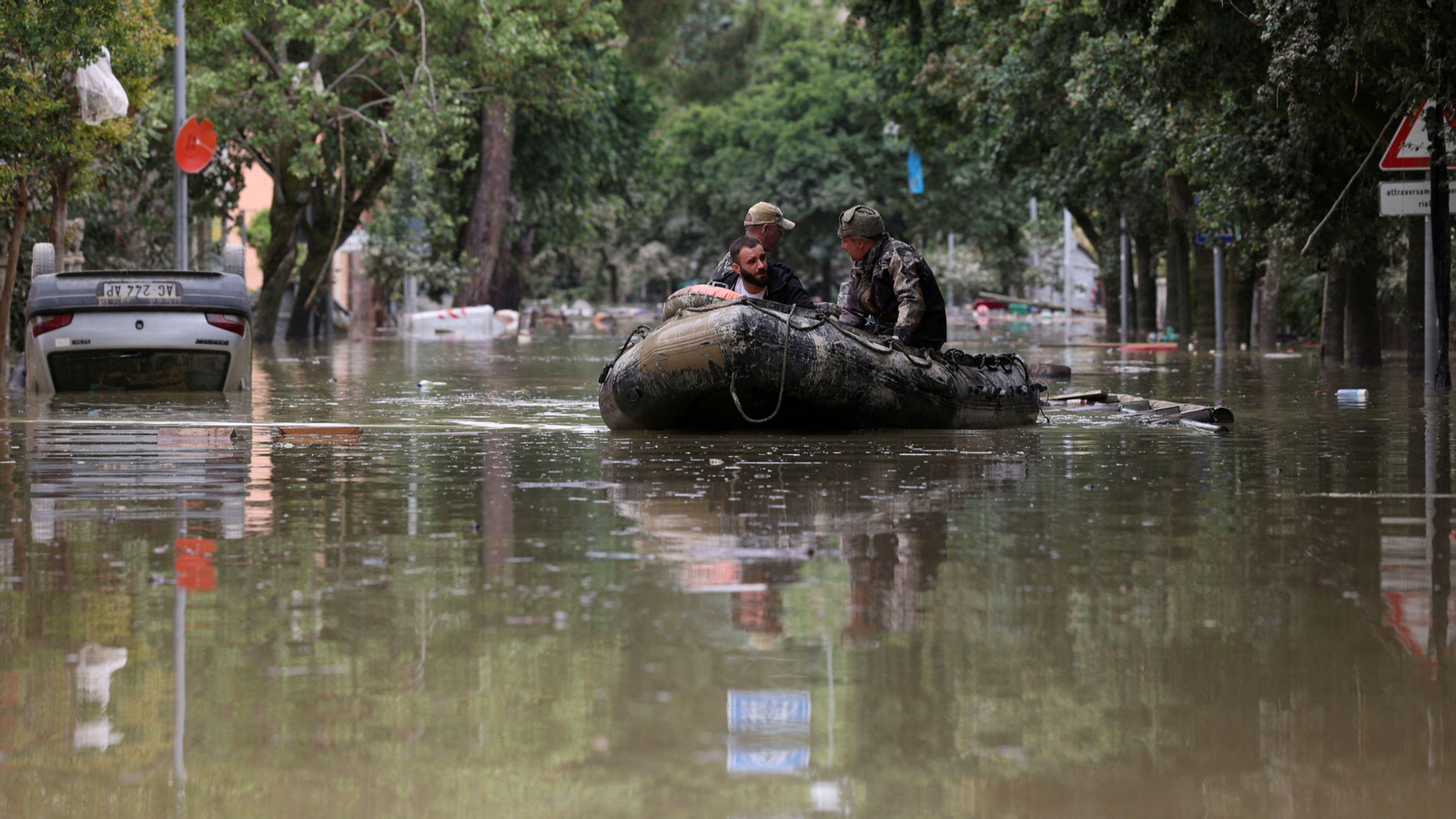 Els militars desallotgen un veí de Faenza, una de les poblacions que han quedat inundades