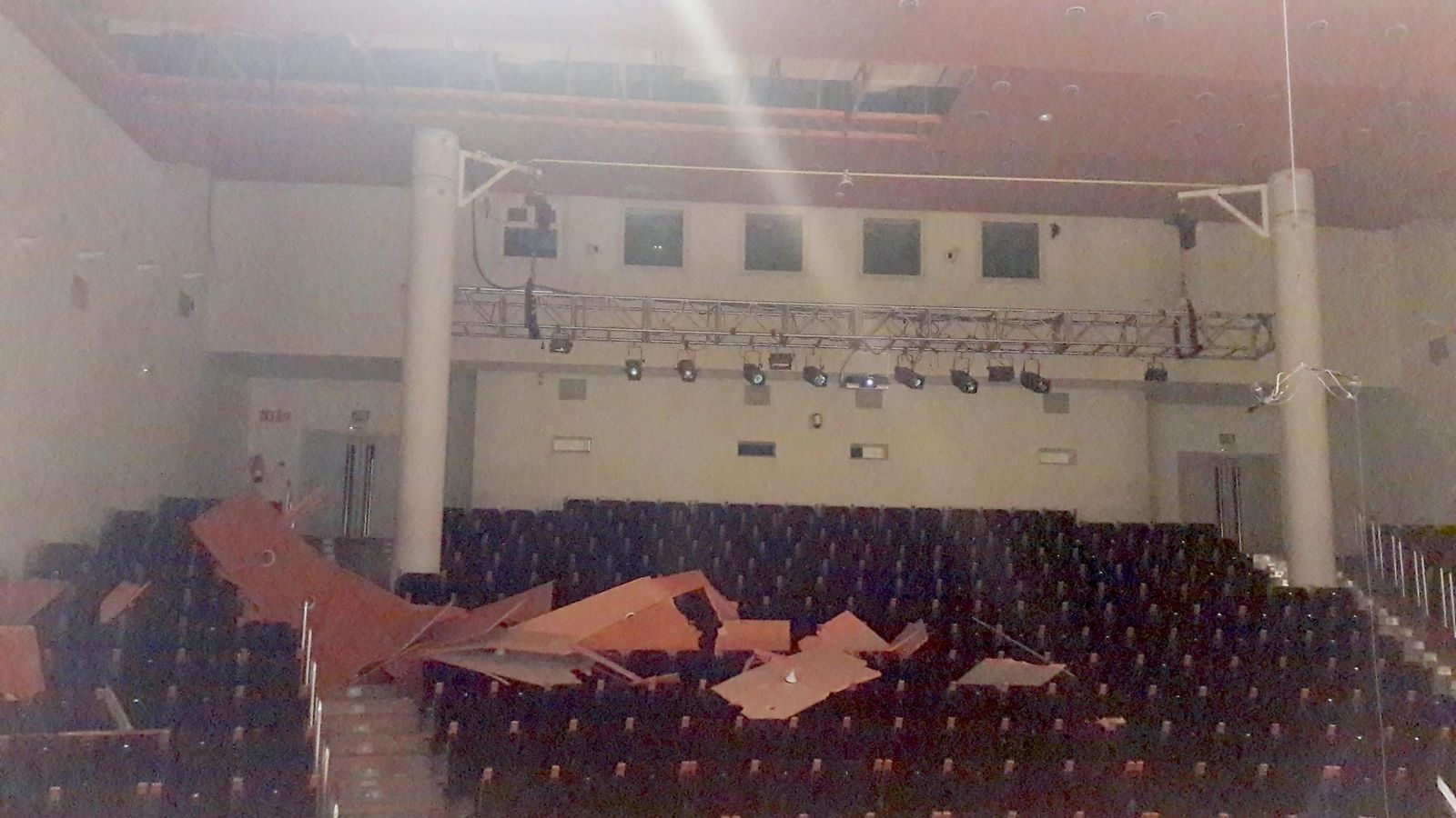 Despreniment de part del sostre de la sala Rodrigo del Palau de la Música de València