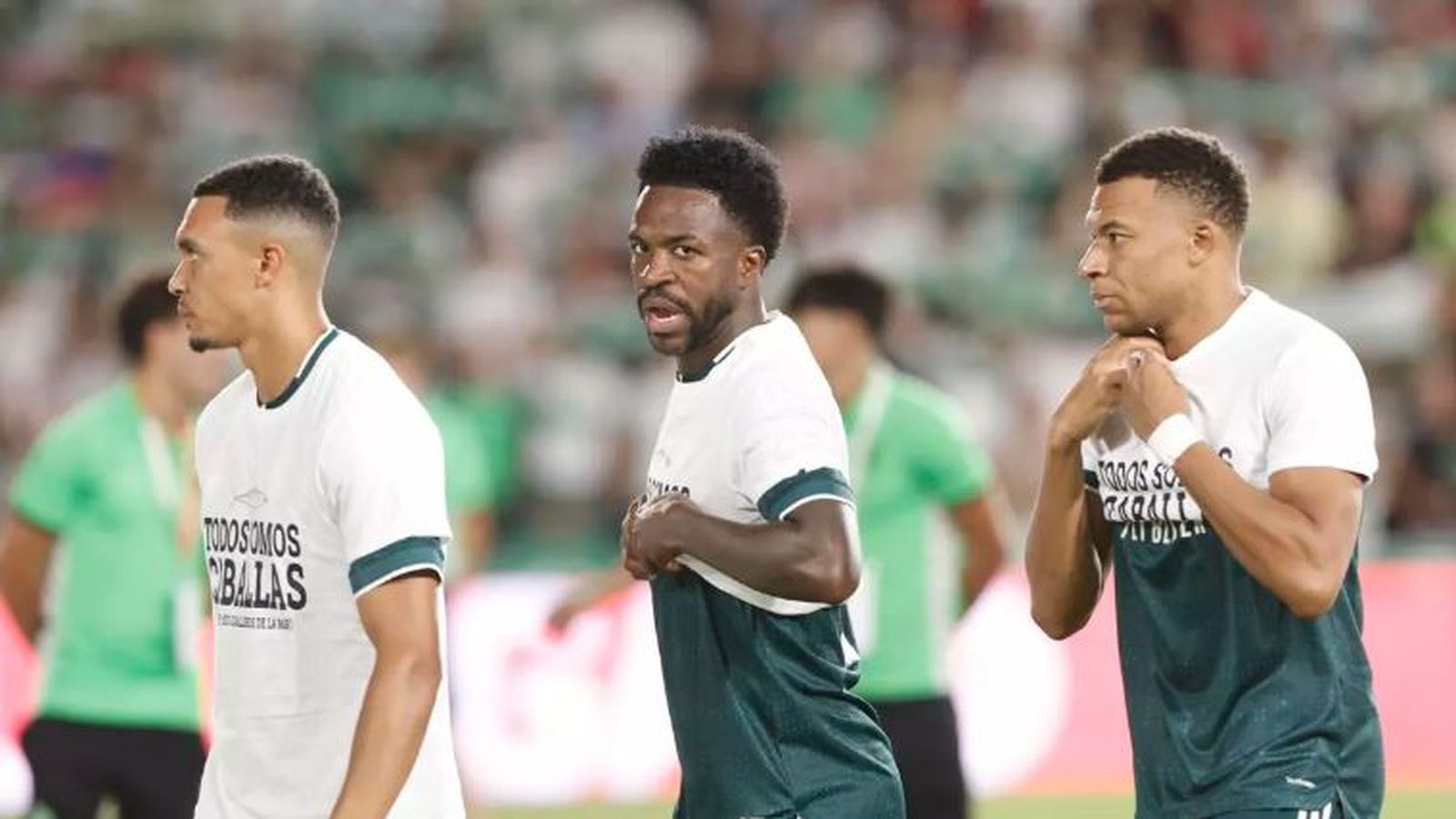 Vinicius i Mbappé, amb les samarretes pujades