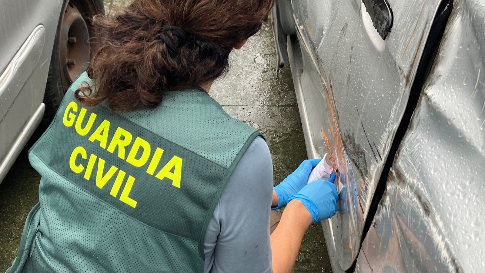 Agent de la Guàrdia Civil arreplega mostres del turisme implicat en el sinistre