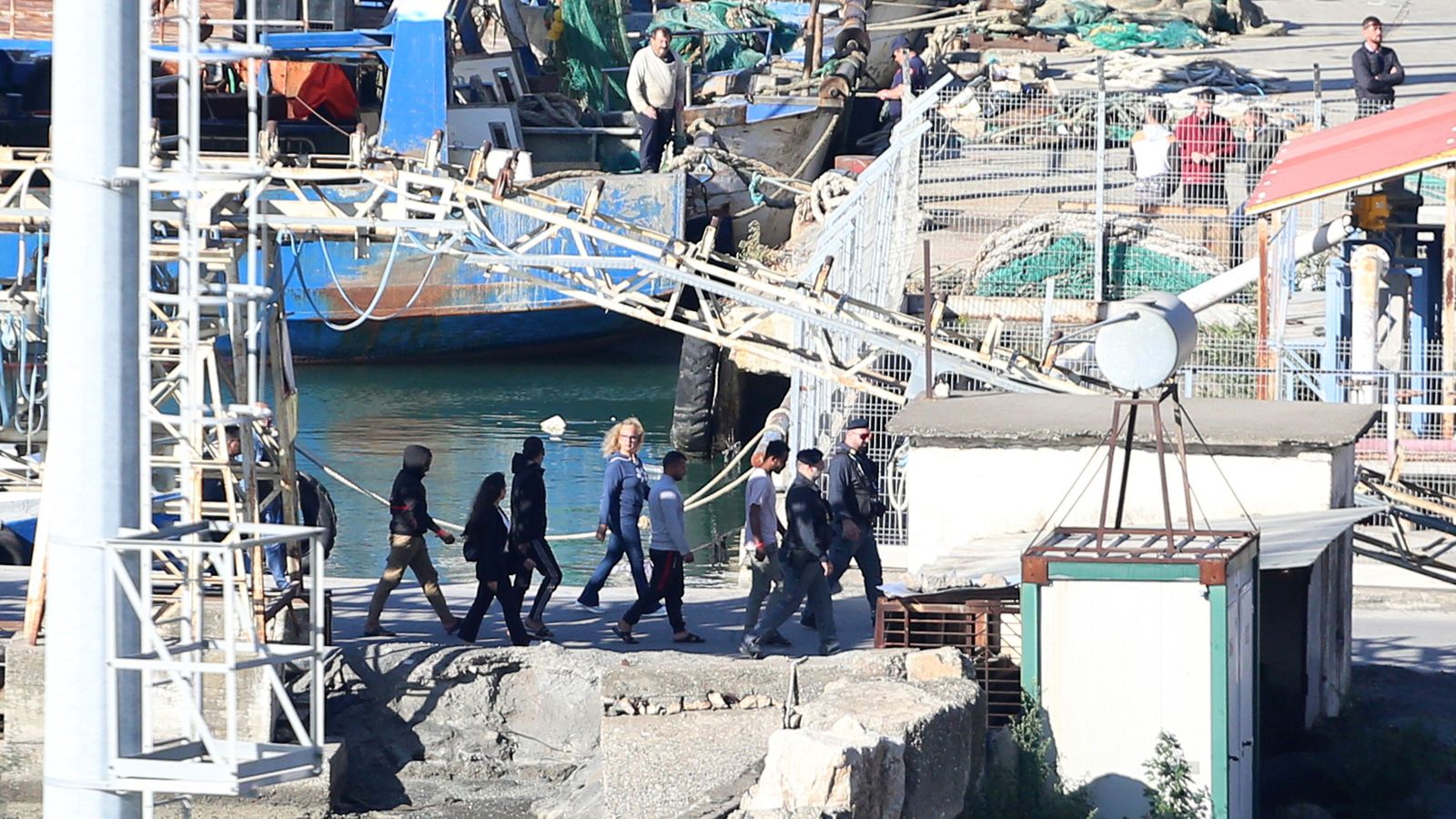 Les primeres setze persones migrants procedents d'Itàlia arriben a Albània