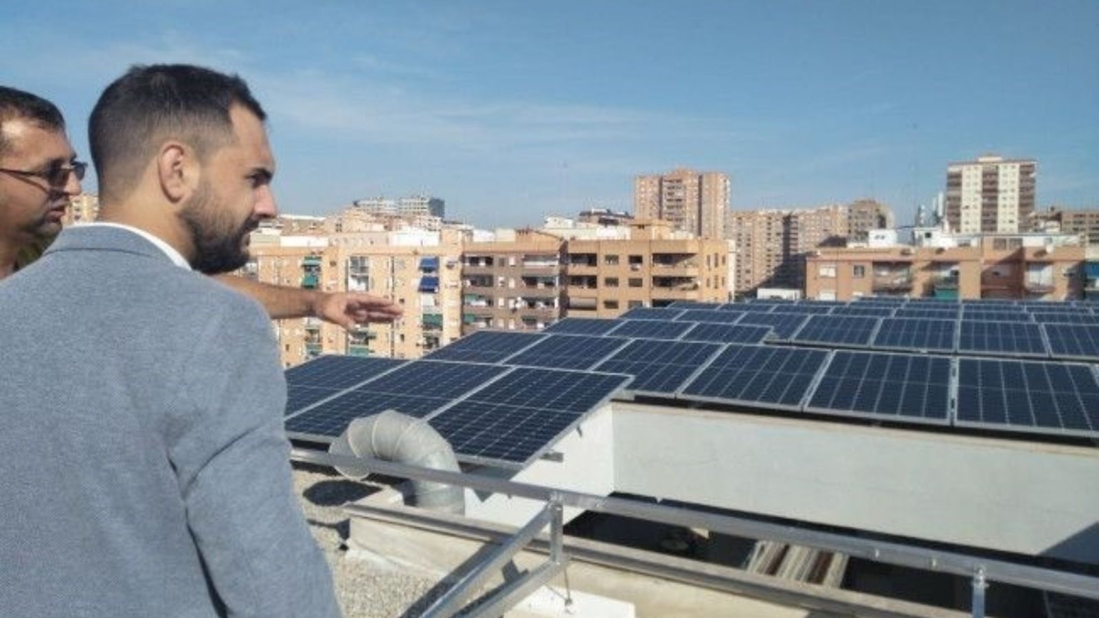 El regidor d’Emergència Climàtica y Transició Energètica, Alejandro Ramon, amb les plaques solars de Castellar-l’Oliveral