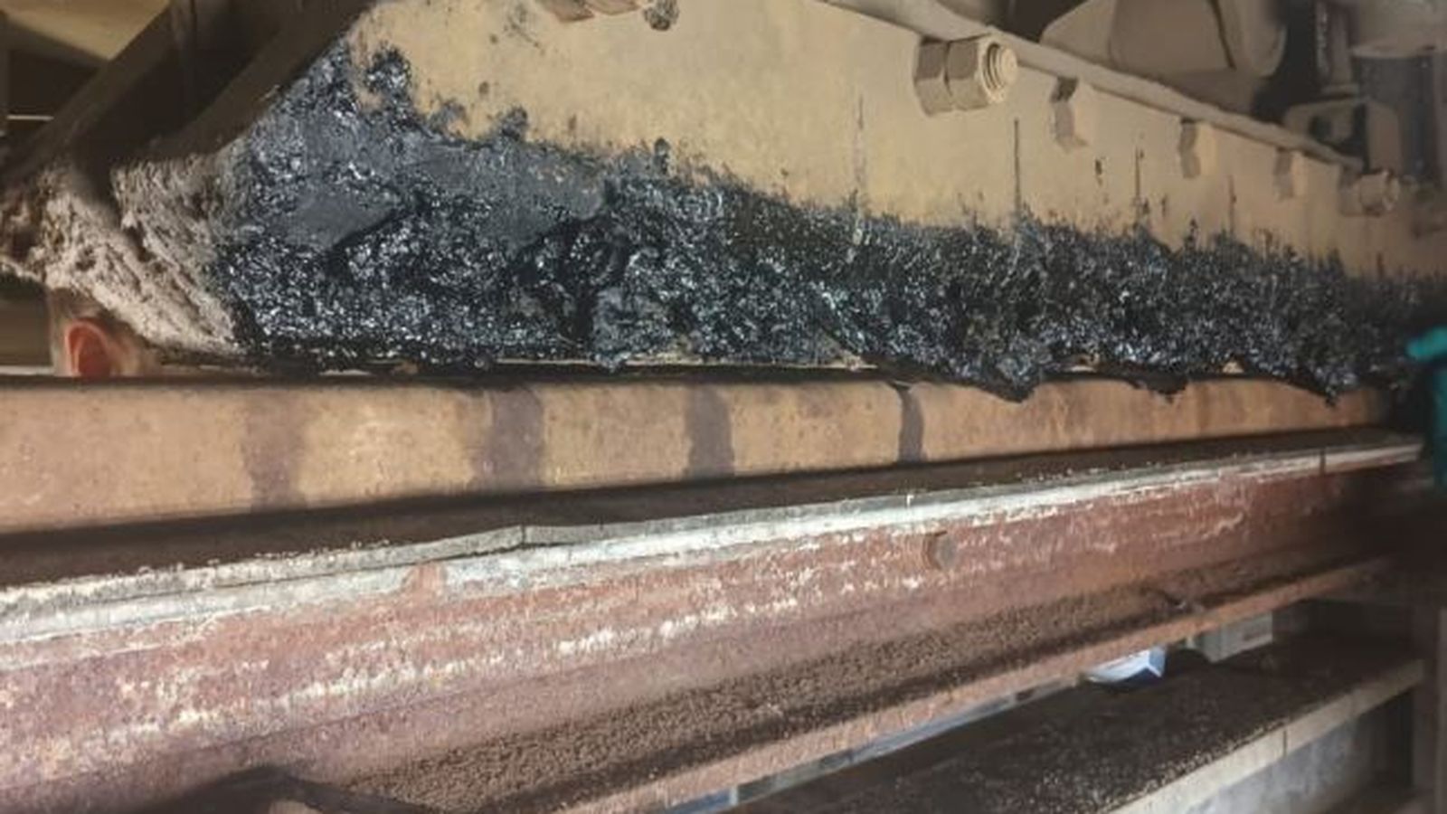 Tramvia de Leipzig, brut del material de segell de junta fos dels raïls