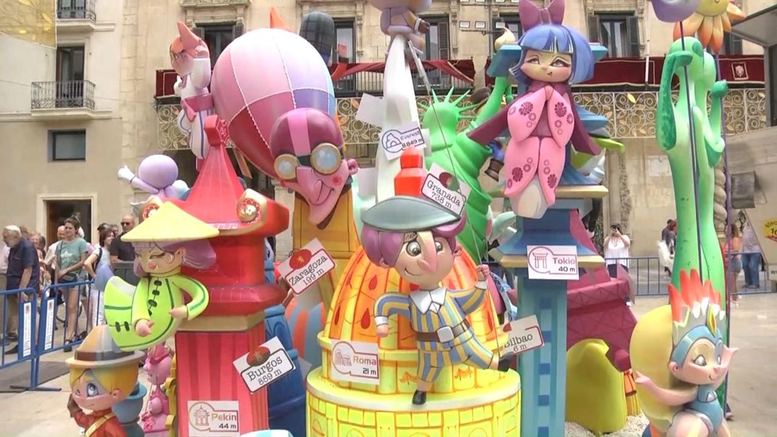 Una foguera infantil quasi acabada de muntar