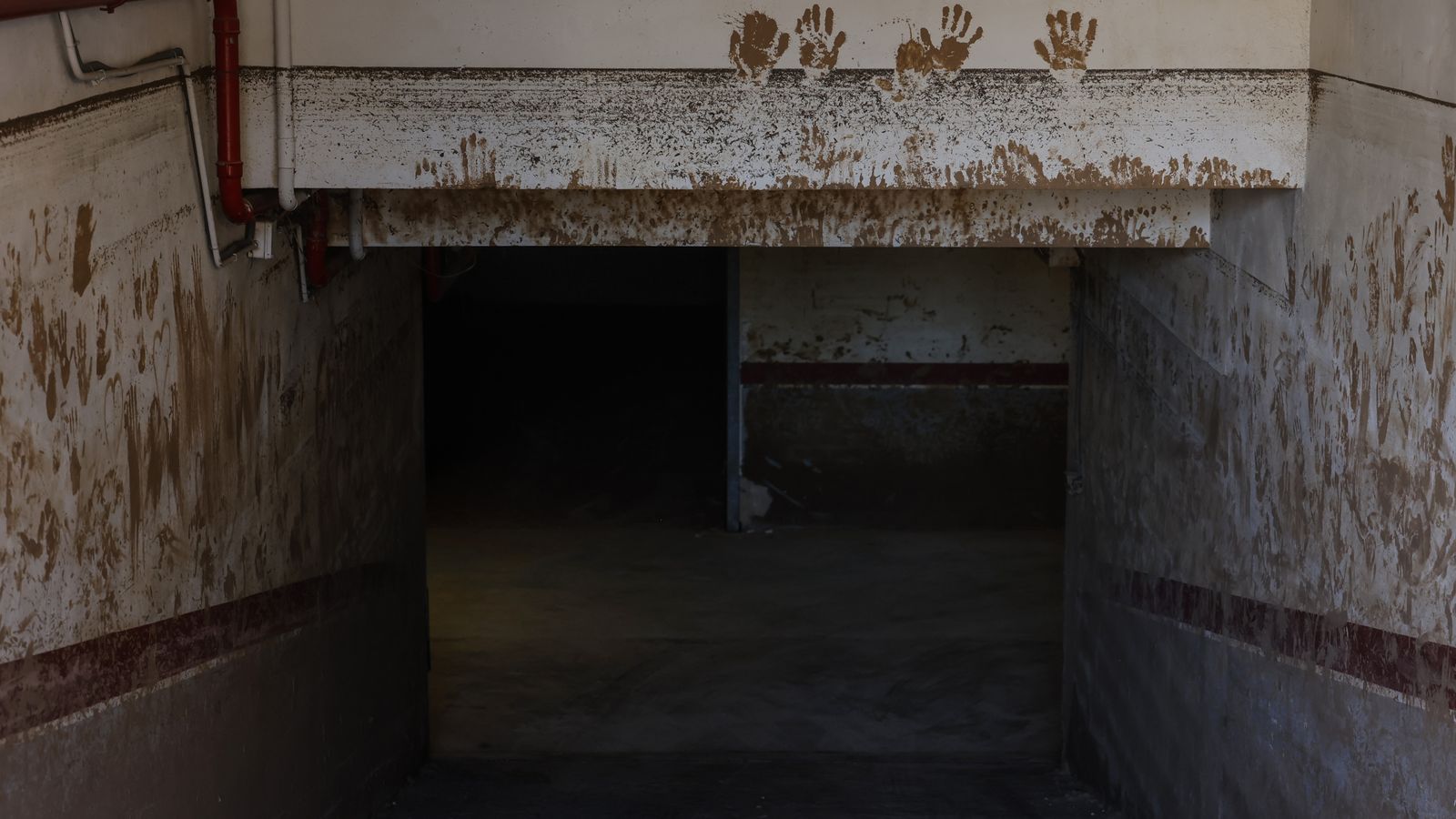 Un soterrani de Paiporta, amb l'emprempta del fang visible