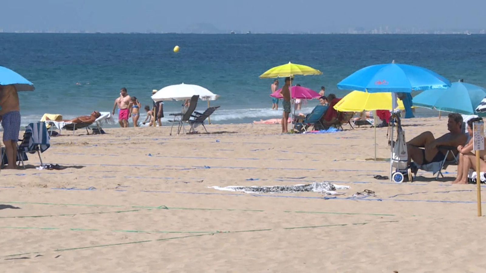 Platja de Llevant parcel·lada per a respectar les mesures de seguretat