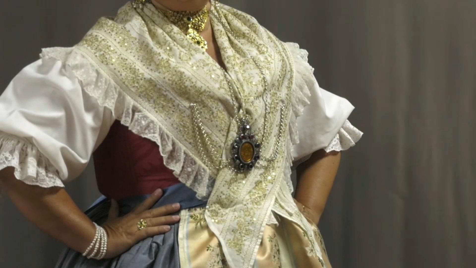 Un llibre recull la història i les fotografies de cada peça que forma part del patrimoni tèxtil de la Serrania