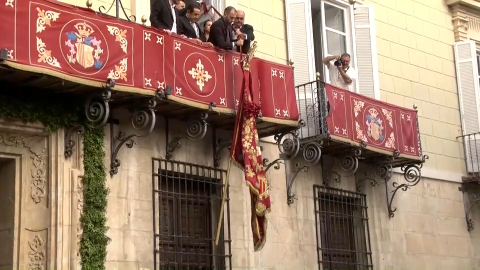 L'Oriol baixa al carrer en el dia que comencen les festes d'Orihuela