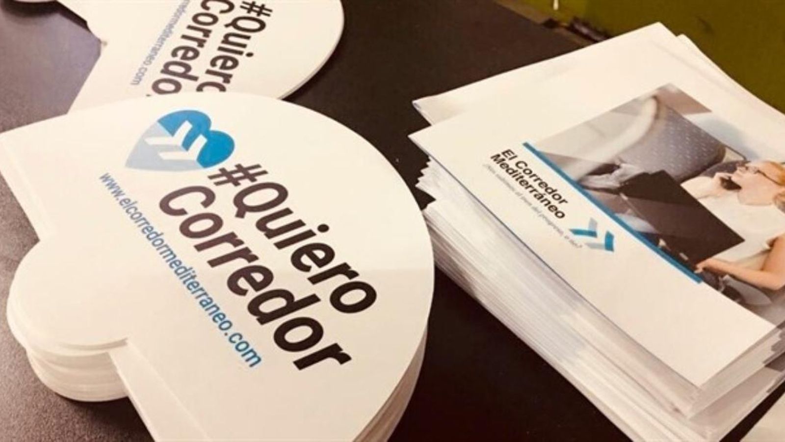 Fullets de la campanya #VullCorredor, en una imatge d'arxiu