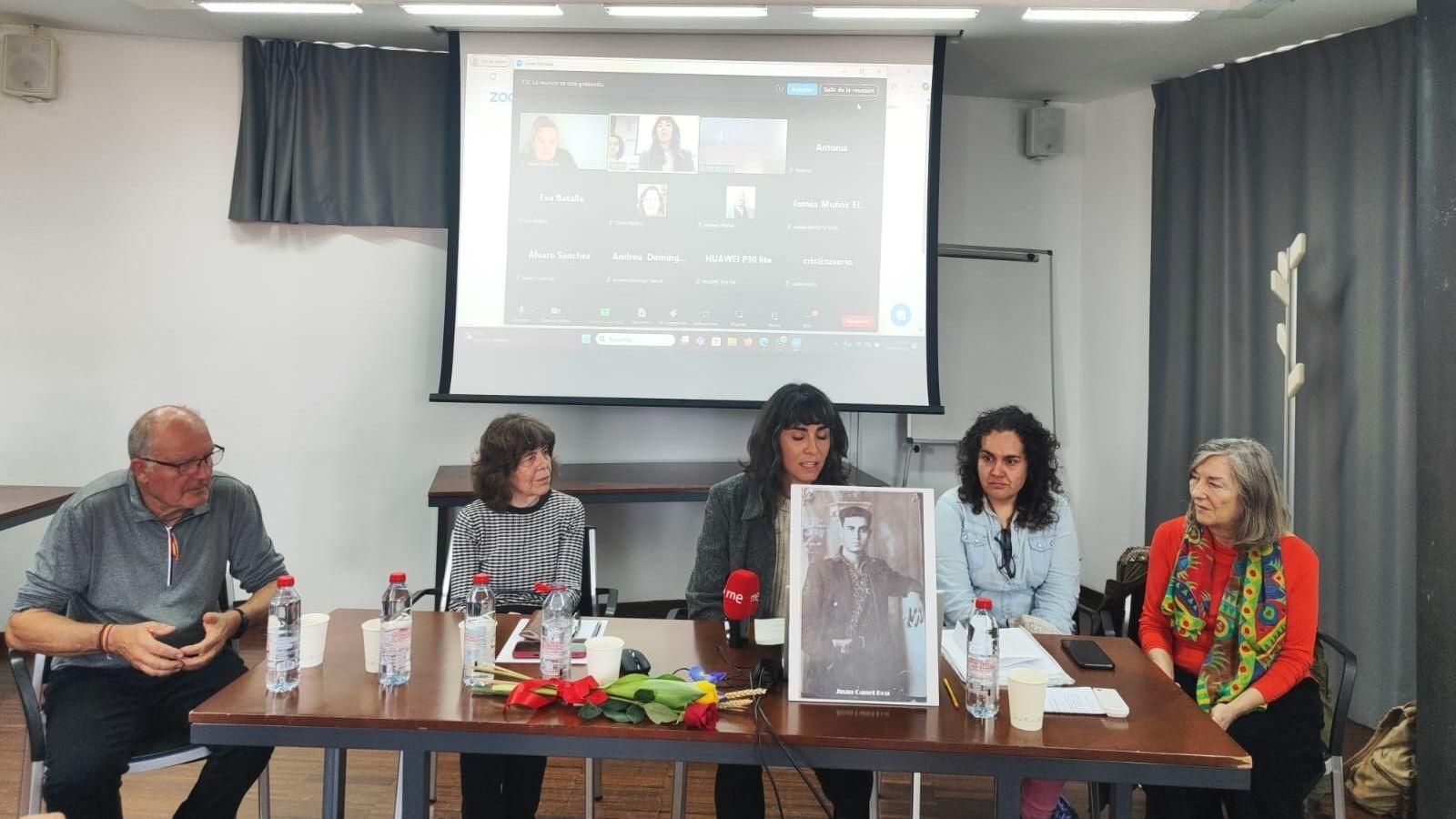 La querellant, Patricia Canet, les organitzadores i l'advocada