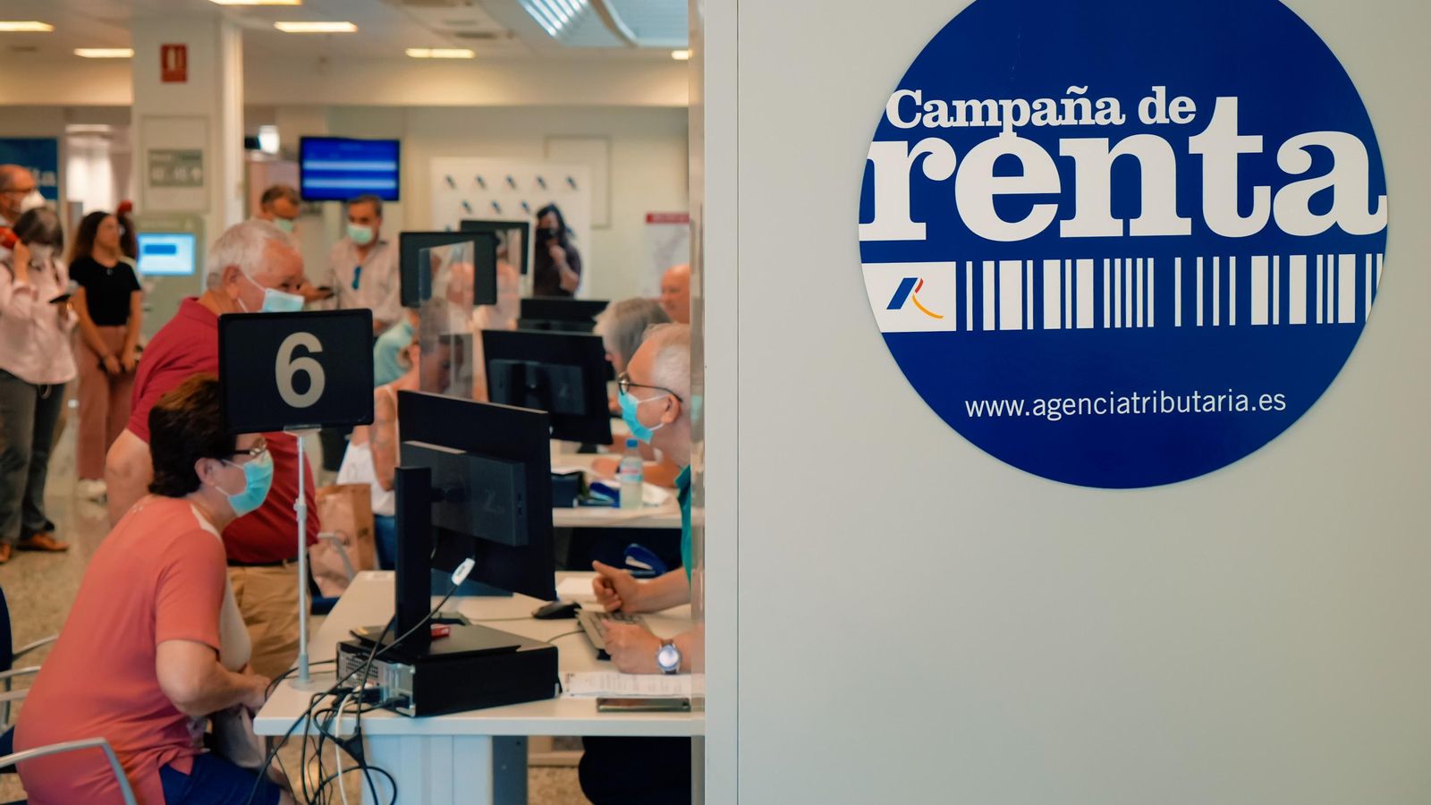 Un grup de persones reben atenció presencial per a fer la declaració de la renda
