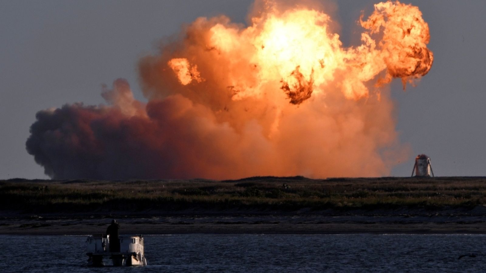 Moment en què la nau Starship SN8 ha explotat