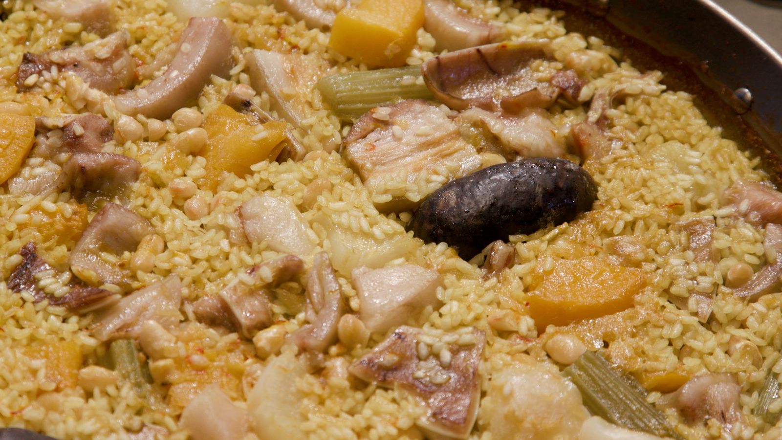 Arròs amb fesols i naps en paella