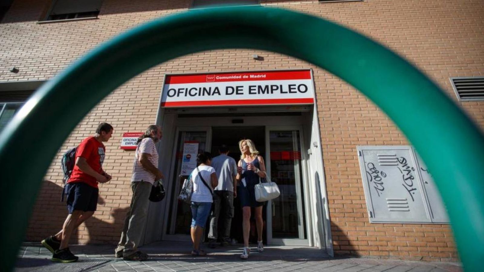 Un grup de persones fa cua en una oficina de Madrid