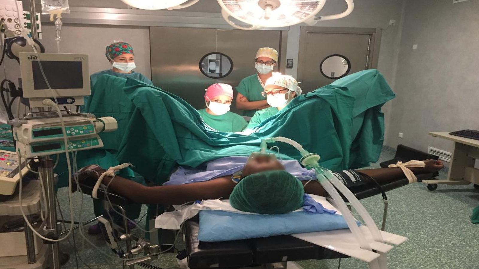 Intervenció a l'hospital Doctor Peset, de València, que compta amb una unitat específica que atén les víctimes de l'ablació Intervenció a l'hospital Doctor Peset, de València, que compta amb una unitat específica que atén les víctimes de l'ablació