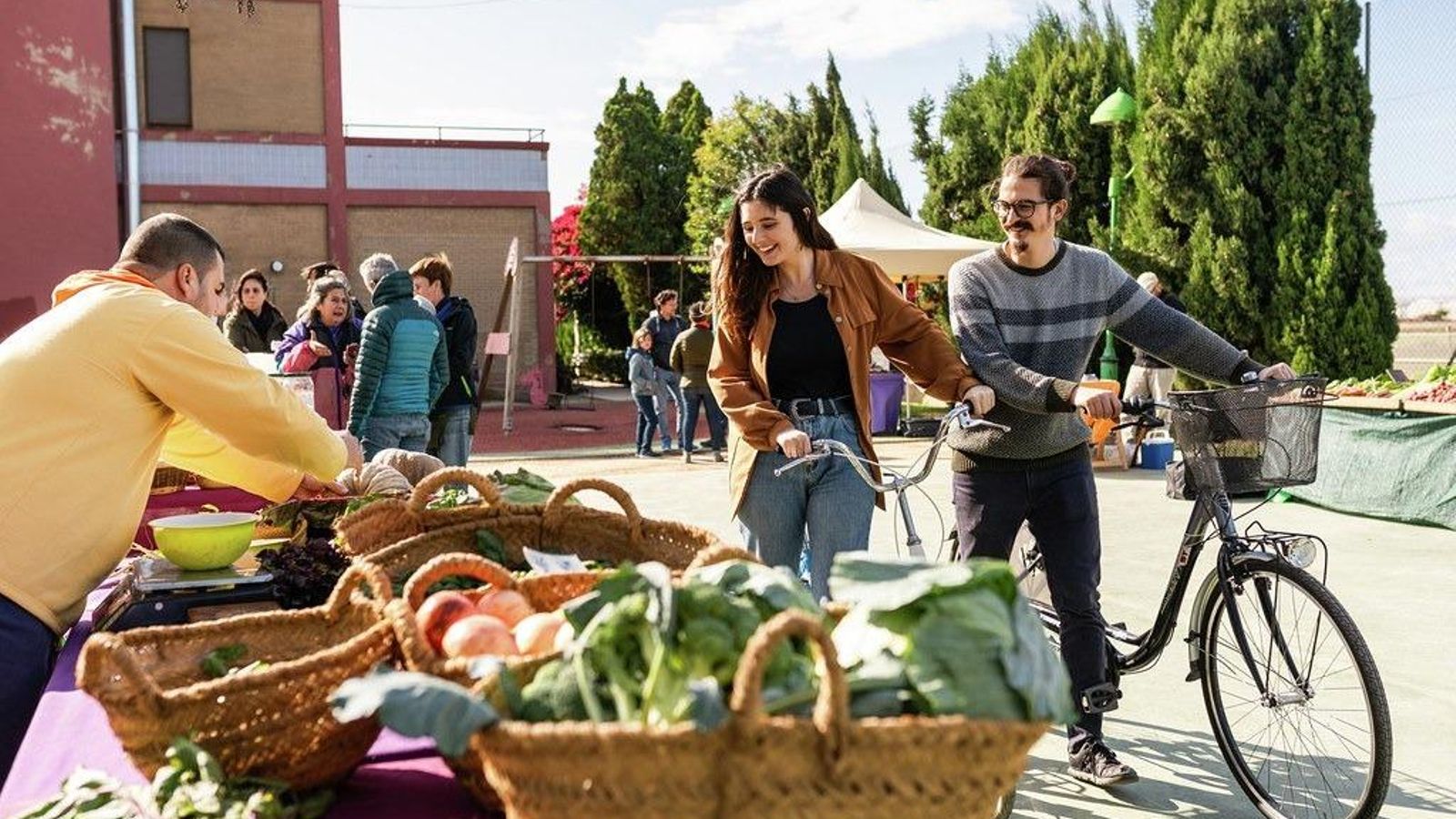 Imatge d'una parada amb fruites i hortalisses Imatge d'una parada amb fruites i hortalisses