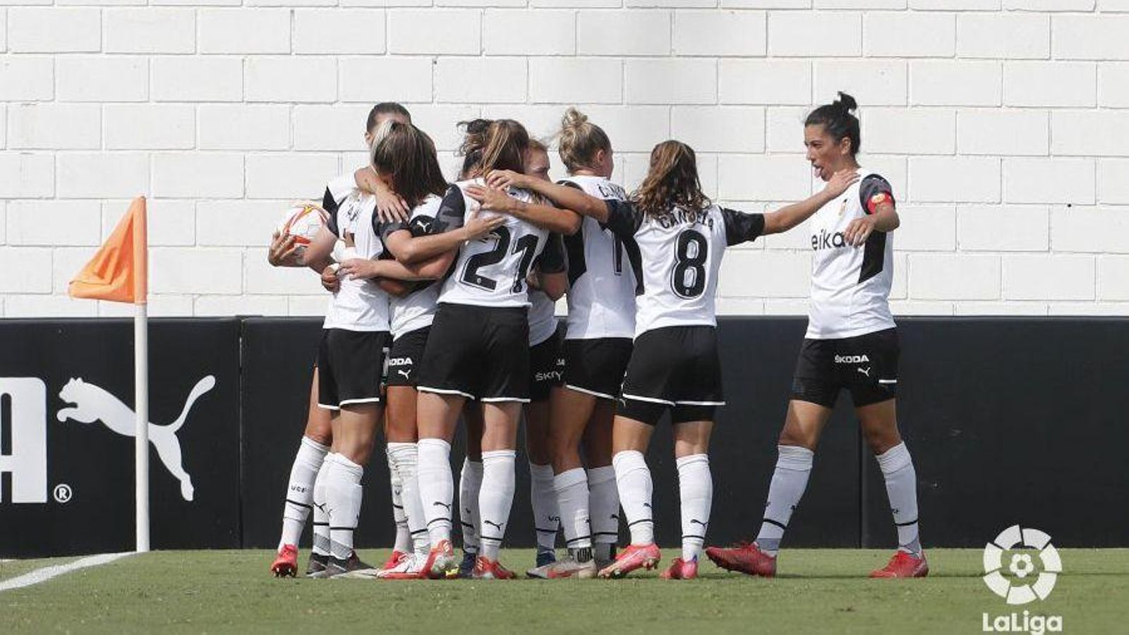 Les jugadores blanc-i-negres celebren el gol