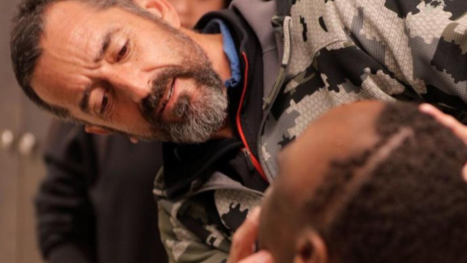 El cirurgià valencià Pedro Cavadas amb el pacient