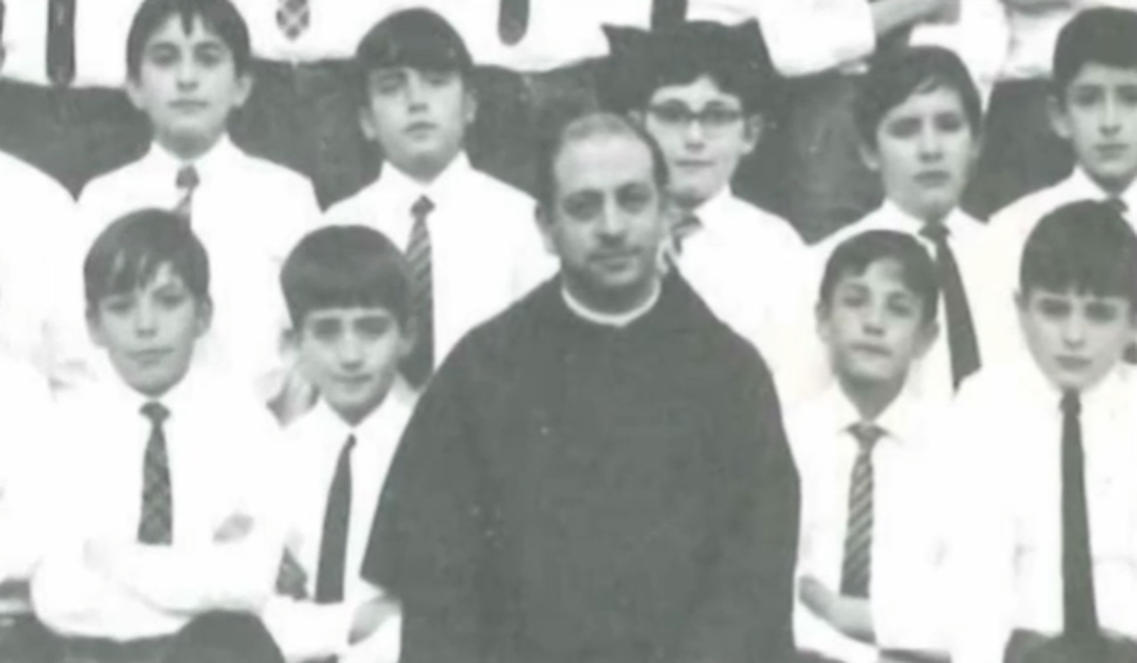 Imatge d'arxiu de Fra Balbino amb alumnes del