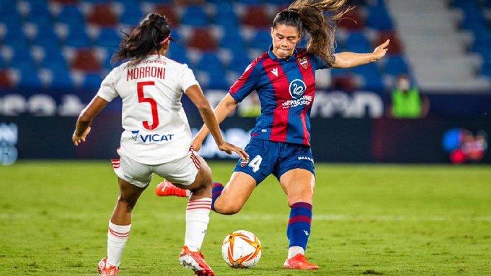 Xoc entre Llevant i Olympique de Lió al Ciutat de València