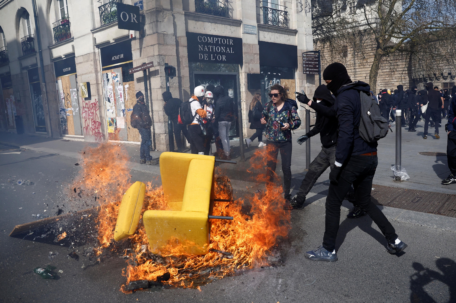 Manifestants incendien objectes durant una protesta el desé dia de vaga contra la reforma de les pensions a Nantes, França